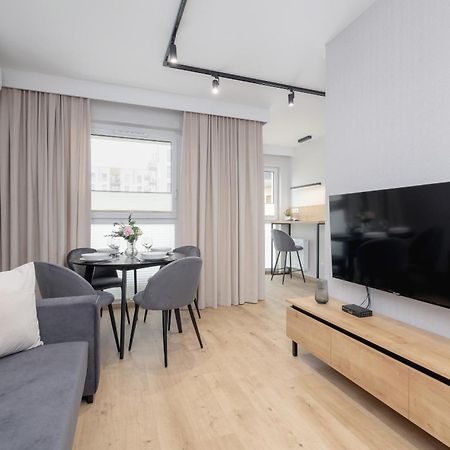 Bright Apartment In Krakow With Garden, Air Conditioning, Parking And Desk By Renters Prestige Екстериор снимка