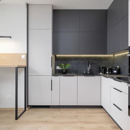 Bright Apartment In Krakow With Garden, Air Conditioning, Parking And Desk By Renters Prestige Екстериор снимка