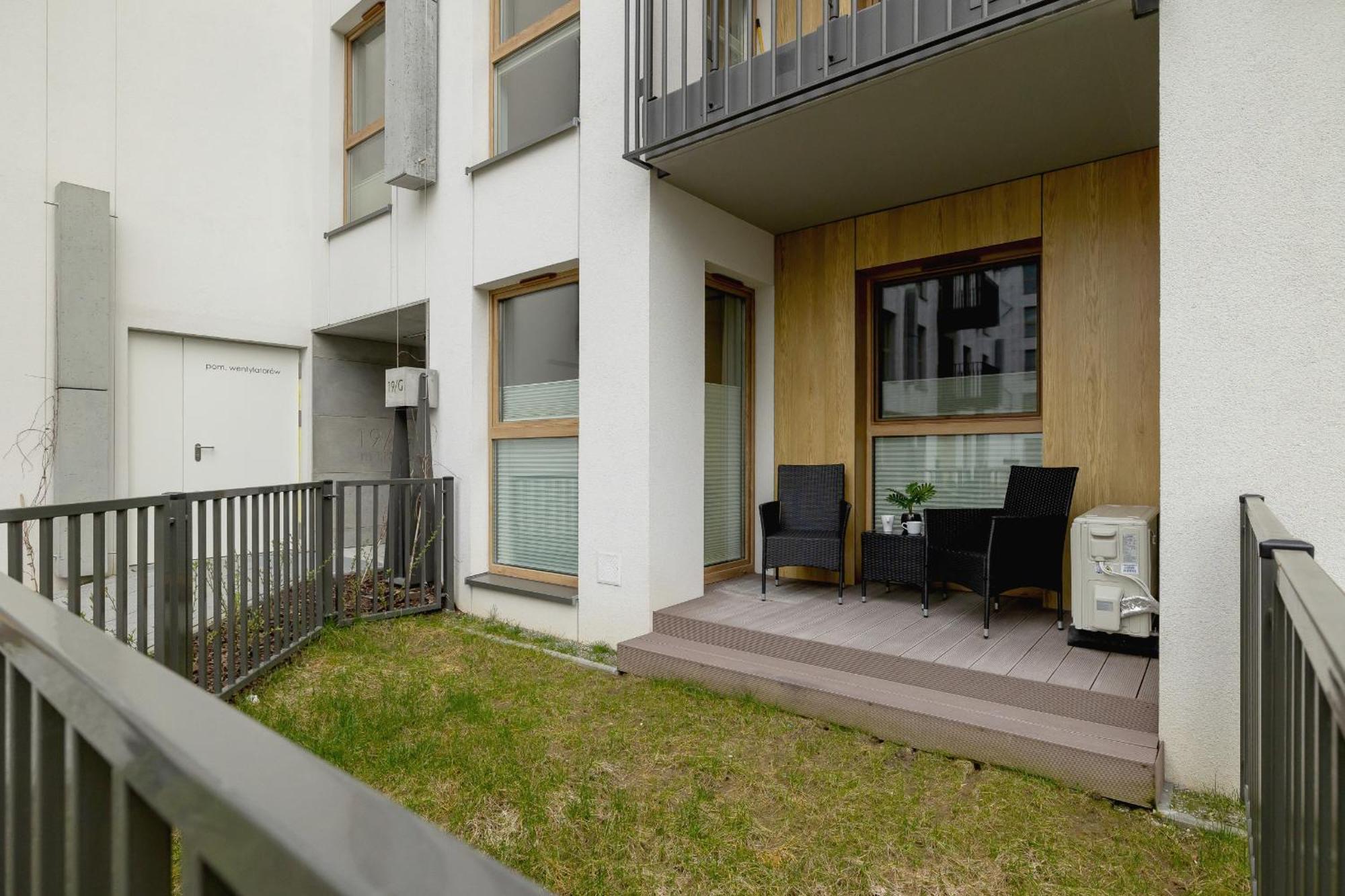 Bright Apartment In Krakow With Garden, Air Conditioning, Parking And Desk By Renters Prestige Екстериор снимка
