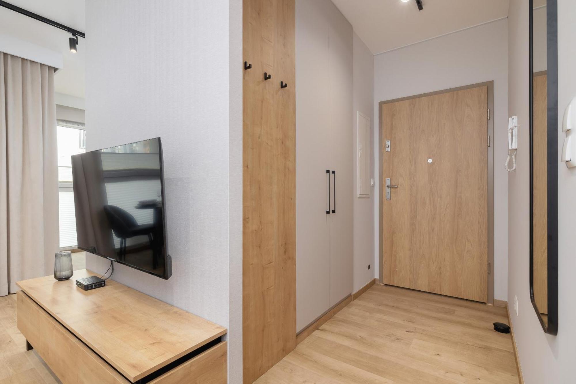 Bright Apartment In Krakow With Garden, Air Conditioning, Parking And Desk By Renters Prestige Екстериор снимка
