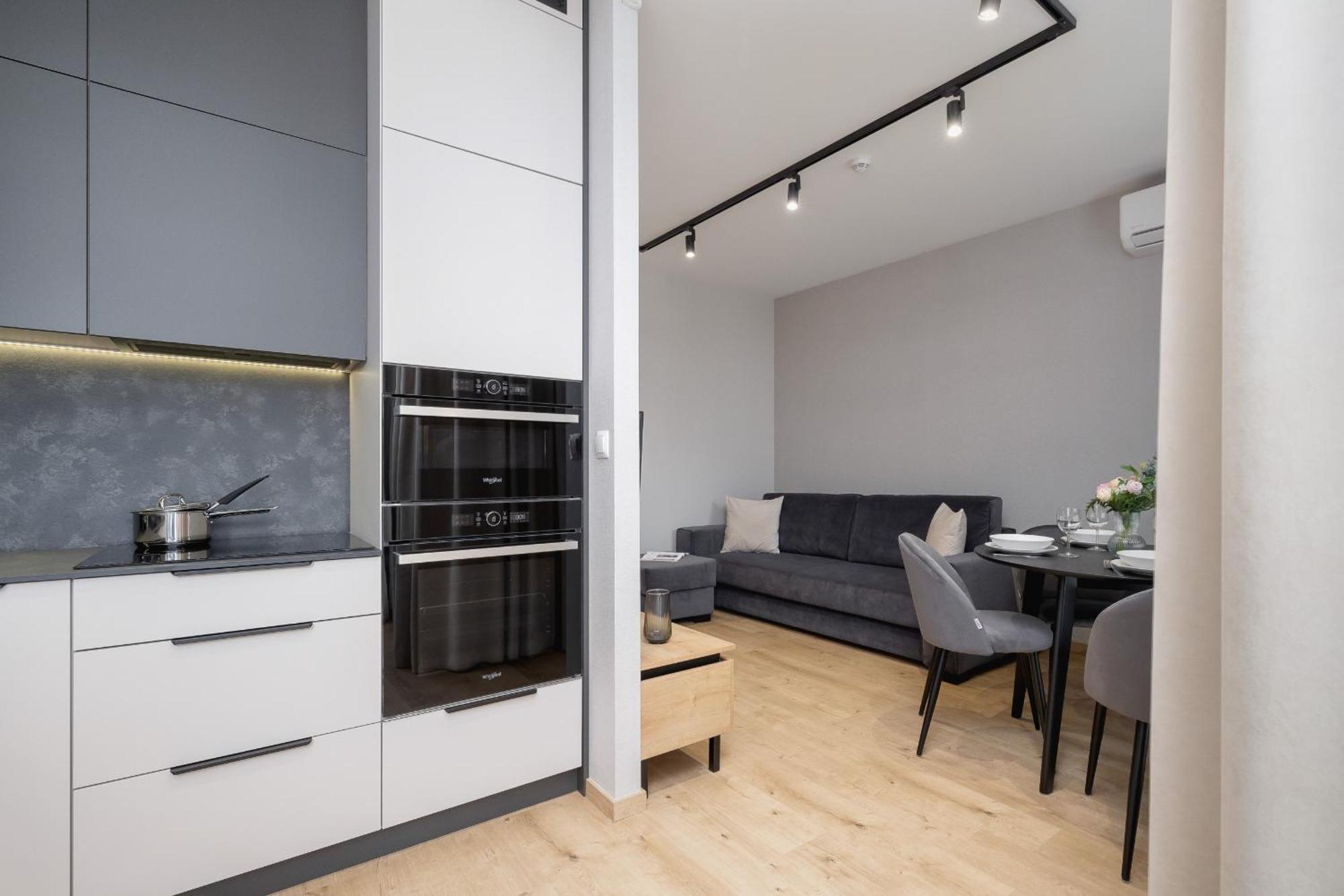 Bright Apartment In Krakow With Garden, Air Conditioning, Parking And Desk By Renters Prestige Екстериор снимка