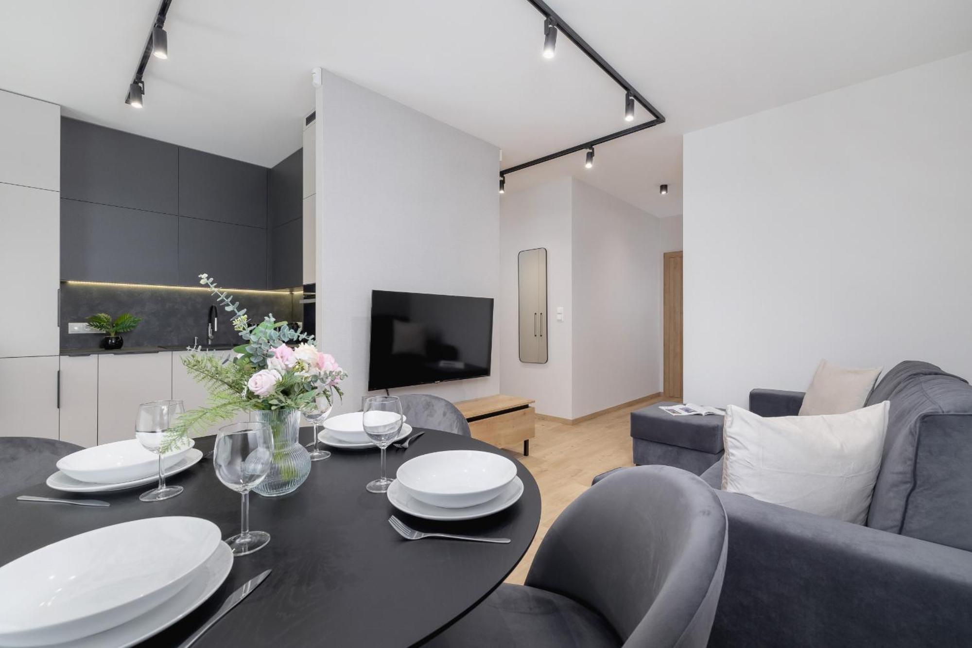 Bright Apartment In Krakow With Garden, Air Conditioning, Parking And Desk By Renters Prestige Екстериор снимка
