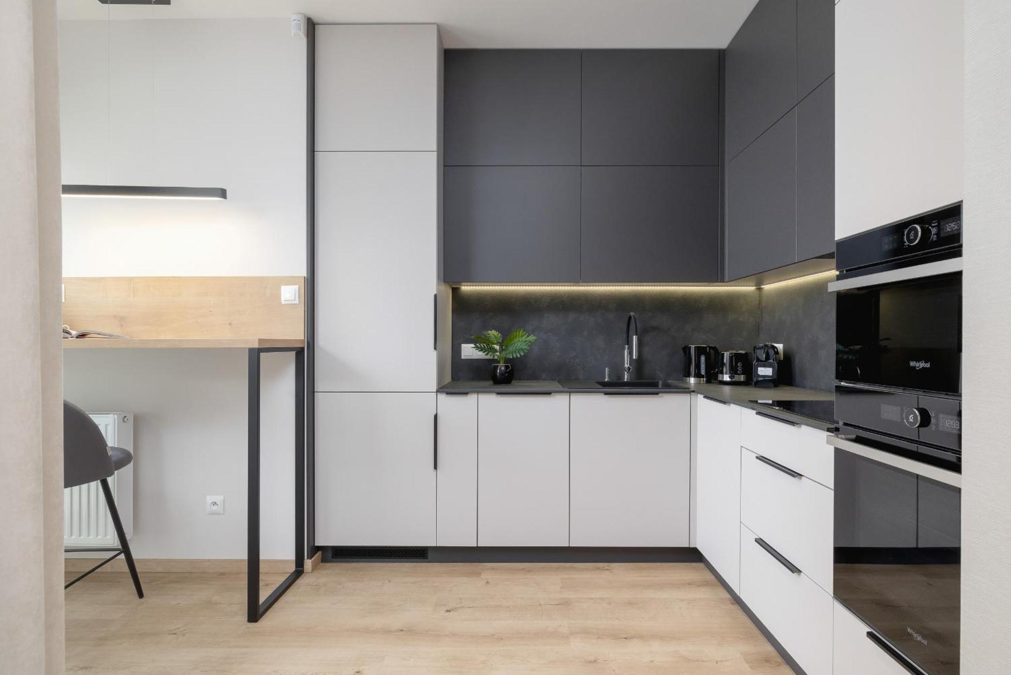 Bright Apartment In Krakow With Garden, Air Conditioning, Parking And Desk By Renters Prestige Екстериор снимка