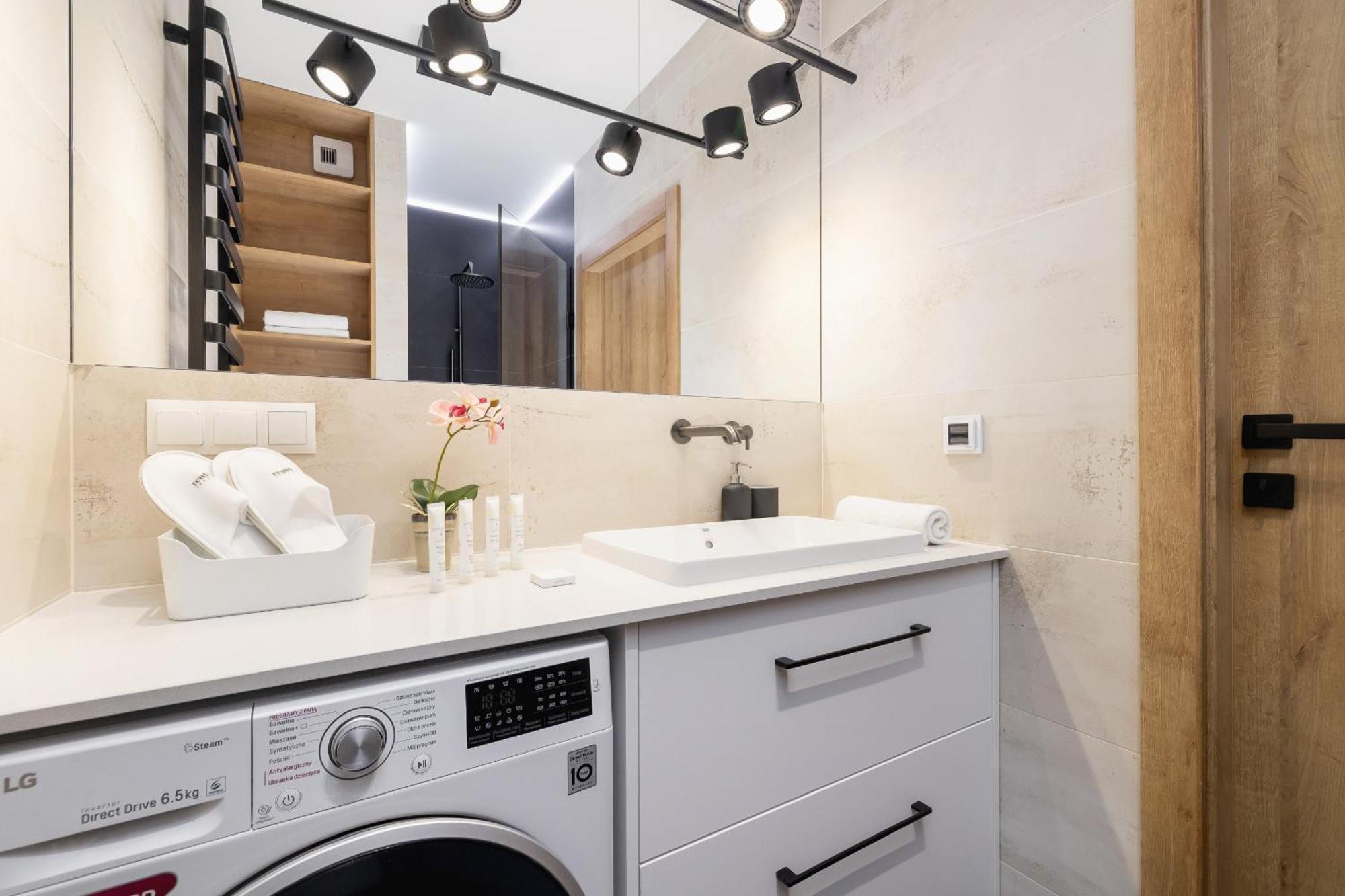Bright Apartment In Krakow With Garden, Air Conditioning, Parking And Desk By Renters Prestige Екстериор снимка