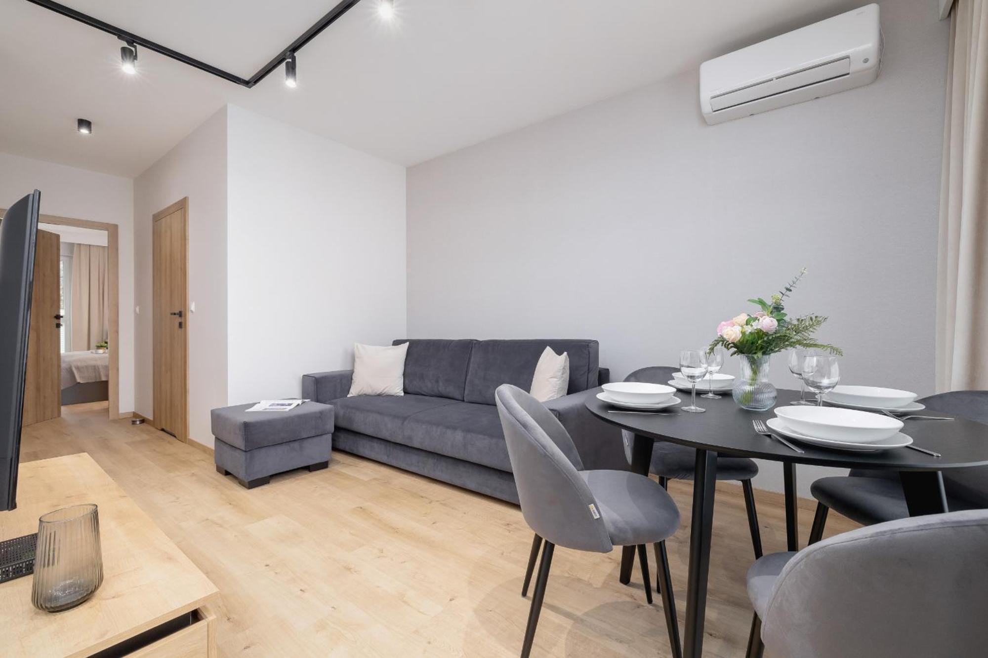 Bright Apartment In Krakow With Garden, Air Conditioning, Parking And Desk By Renters Prestige Екстериор снимка