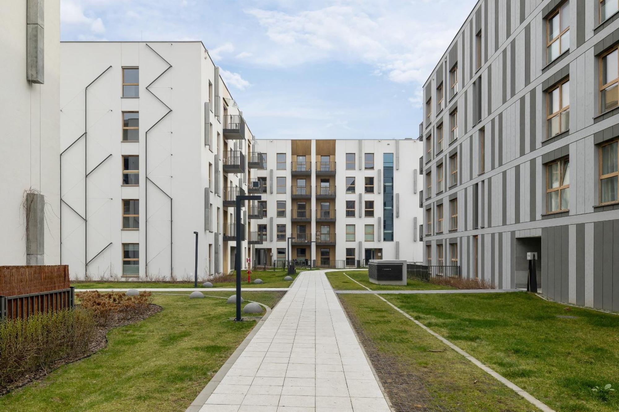 Bright Apartment In Krakow With Garden, Air Conditioning, Parking And Desk By Renters Prestige Екстериор снимка