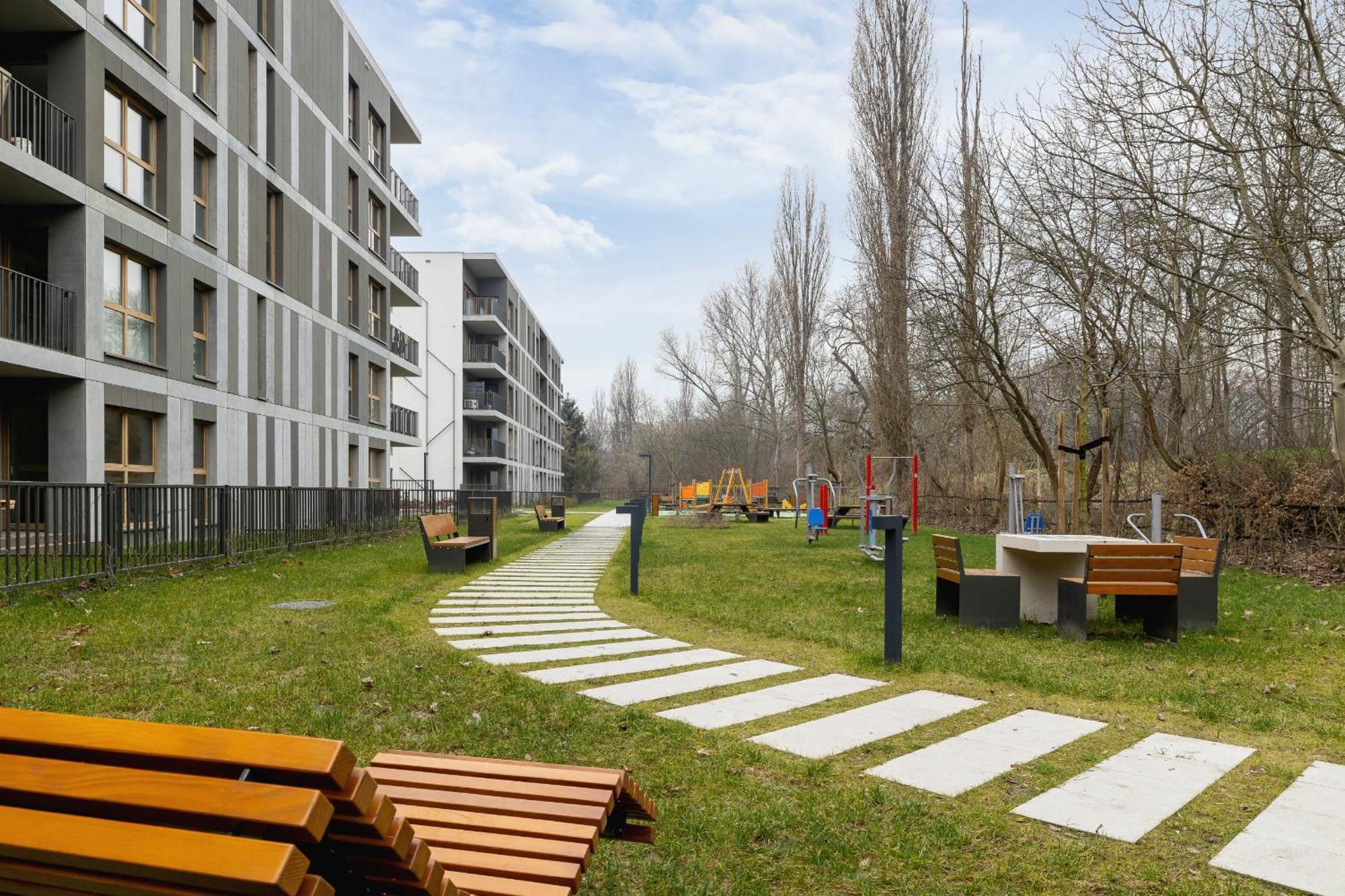 Bright Apartment In Krakow With Garden, Air Conditioning, Parking And Desk By Renters Prestige Екстериор снимка